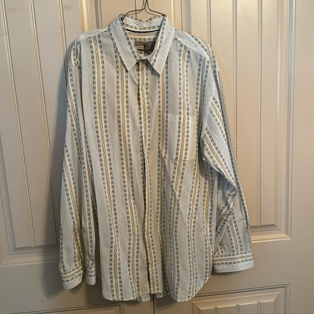 Men’s Territory Ahead dress shirt. XL.